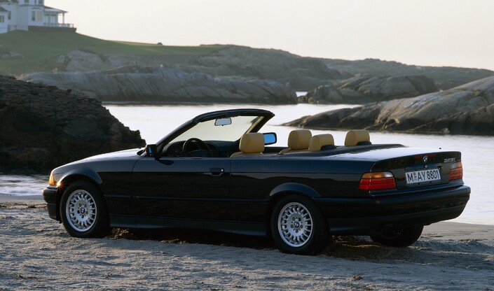 En 1993, la BMW Serie 3 E36 a droit à sa version cabriolet, très fine. Un hard-top est disponible en option.