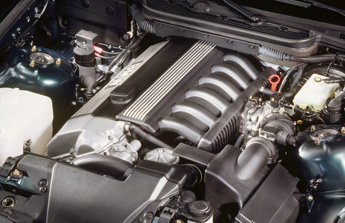 En 2,5 l ou en 2,8 l, comme sur la photo, le 6-en-ligne des BMW 325i et 328i se révèle très solide même si le circuit de refroidissement demande à être surveillé.