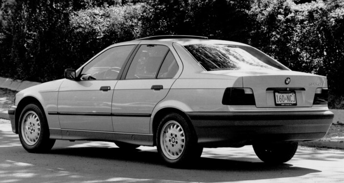 En début de carrière, la BMW 325i E36 se contente de boucliers en plastique non peint.