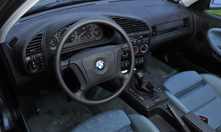 Quoiqu'amélioré en 1993, le tableau de la BMW E36 n'est pas une référence en matière de finition. En revanche, l'ergonomie est irréprochable.