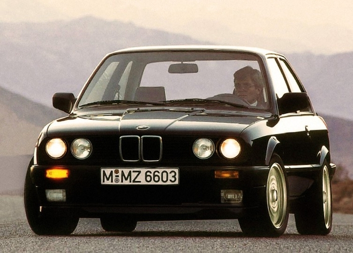 Vieillotte dès sa sortie, la BMW Série 3 E30 a pourtant connu un grand succès, et sa variante 325i, ici en 1988, est très recherchée.