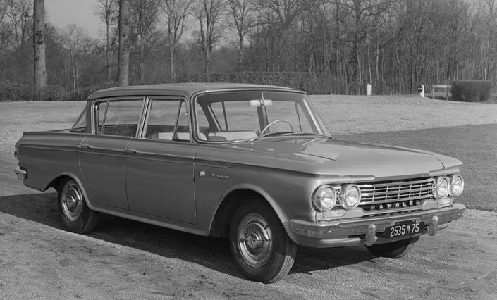 La Renault Rambler initiale, ici en 1962, n'est autre que la Rambler Classic fabriquée par American Motors, qui en envoie les pièces en Europe pour qu'elle y soit montée. Elle n'est pas exactement à la pointe de la modernité...