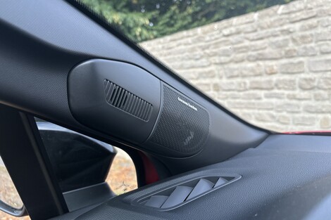 Vendu 1 000 € en option, le système audio Harman Kardon offre une bonne qualité audio pour le téléphone, mais pas pour la radio.