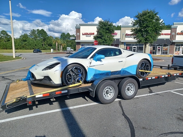 Une Maserati MC20 dans un triste état immortalisée sur une remorque