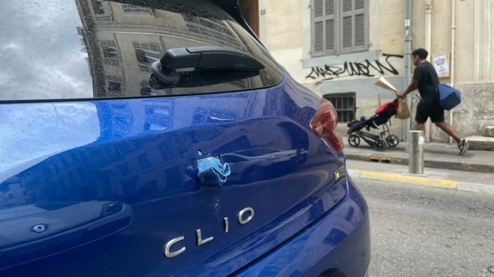 Logée dans le Losange ornant le hayon de cette Clio, la caméra de recul est un élément très facile à voler.