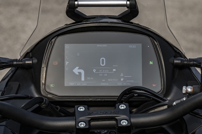 Le trail Moto Morini X-Cape passe au 700 et prend des chevaux