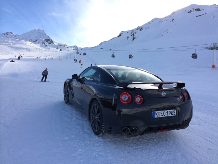 Une Nissan GT-R millésime "2012" sur une piste de ski en pneus hiver.