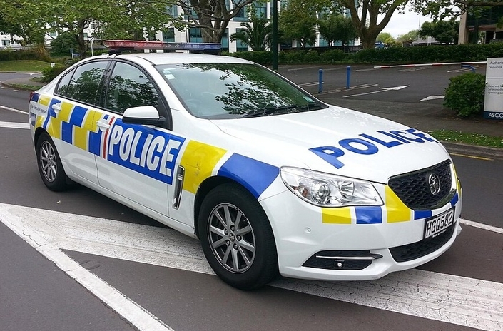 Depuis les années 80, la police néo-zélandaise s'équipe avant tout de berlines Holden Commodore. Ici, un modèle de quatrième génération, mis en circulation à partir de 2013 - Crédit Wikimedia Commons