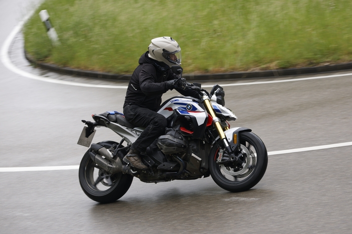 La BMW R1300 R est la reine de l’illusion
