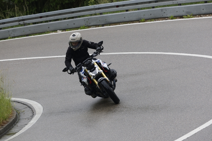 La BMW R1300 R est la reine de l’illusion