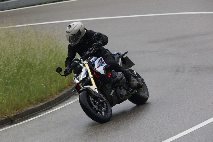 La BMW R1300 R est la reine de l’illusion