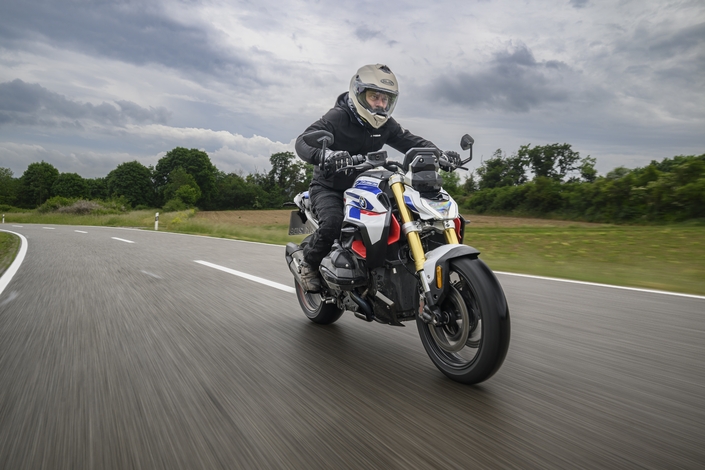 La BMW R1300 R est la reine de l’illusion
