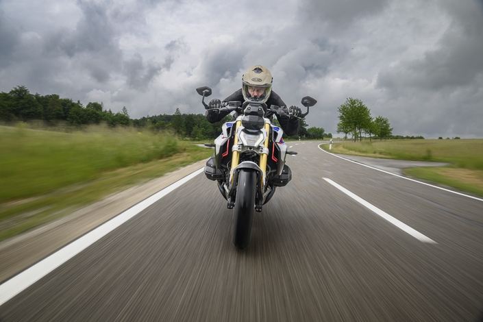 La BMW R1300 R est la reine de l’illusion