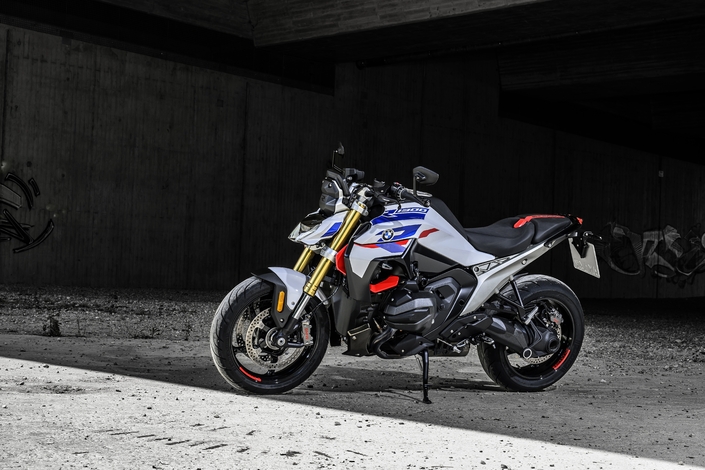 La BMW R1300 R est la reine de l’illusion