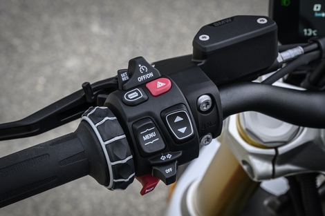 La BMW R1300 R est la reine de l’illusion