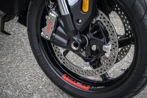 La BMW R1300 R est la reine de l’illusion
