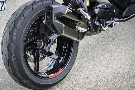 La BMW R1300 R est la reine de l’illusion