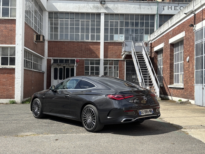 Le CLE est un grand coupé GT. Il mesure 4, 85 m. Cette motorisation PHEV offre une puissance combinée de 313 ch et une autonomie mixte de 112 km (WLTP).