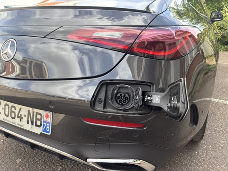 Par manque d'espace, la prise de recharge a été placée dans le bouclier arrière. Pas de recharge rapide pour le CLE qui doit se contenter de 22 Kw au maximum.