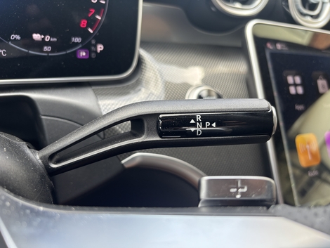Les reprises sont solidement assurées par une boîte automatique à neuf rapports aux aguets.