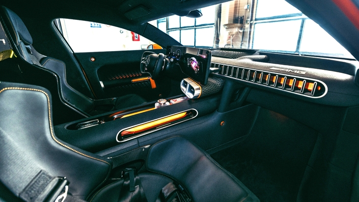 Bien qu'épuré, le design intérieur de la GT XX se veut original, et les matériaux employés semblent, en grande partie, issus du recyclage, notamment du cuir alternatif constitué partiellement de pneus de course GT3 !