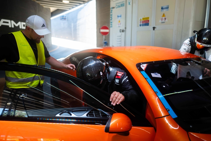 Ultrabasse, l'AMG GT XX impose de se contorsionner en entrant et en sortant, surtout avec un casque sur la tête…