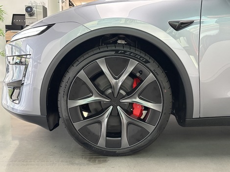 Les jantes 21 pouces peuvent être chaussées de Pirelli P-Zero.
