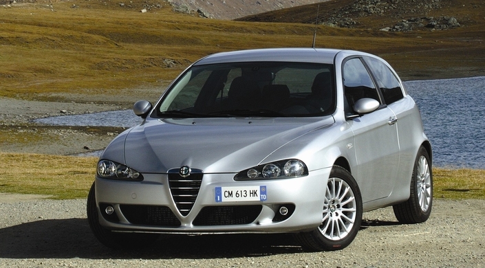 En 2004, l'Alfa Romeo 147 s'offre une face avant moins subtile mais plus agressive. Son moteur 1.9 JTDm 16v passe à 150 ch.