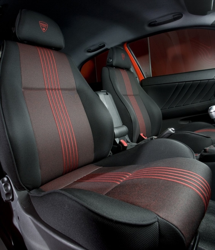 Les sièges de l'Alfa 147 Ducati Corse se parent d'un tissu spécifique. Ils se révèlent confortables et offrent un bon maintien.