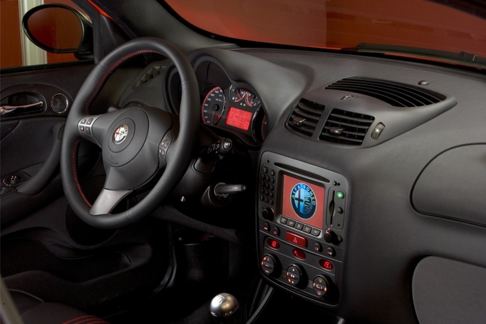 Très jolie présentation pour l'Alfa Romeo 147, par ailleurs dotée d'une belle finition (même si le couvercle d'airbag passager rebique parfois). Le GPS est logiquement dépassé...