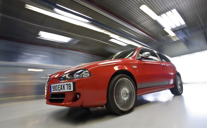 Extrêmement vive grâce à son énorme couple et son poids raisonnable, l'Alfa 147 Ducati Corse est très agréable. Son différentiel Q2 (appellation rachetée par Audi) renforce son efficacité dynamique.