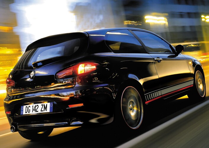 Extérieurement, l'Alfa 147 Ducati Corse se signale par ses bandes latérales spécifiques. Elle est proposée en blanc, noir et rouge.