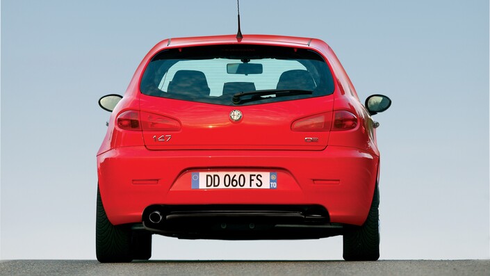 Dans certains pays, comme l'Italie, l'Alfa Romeo 147 JTDm 150 ch équipée du différentiel Q2 devient une version à part entière.