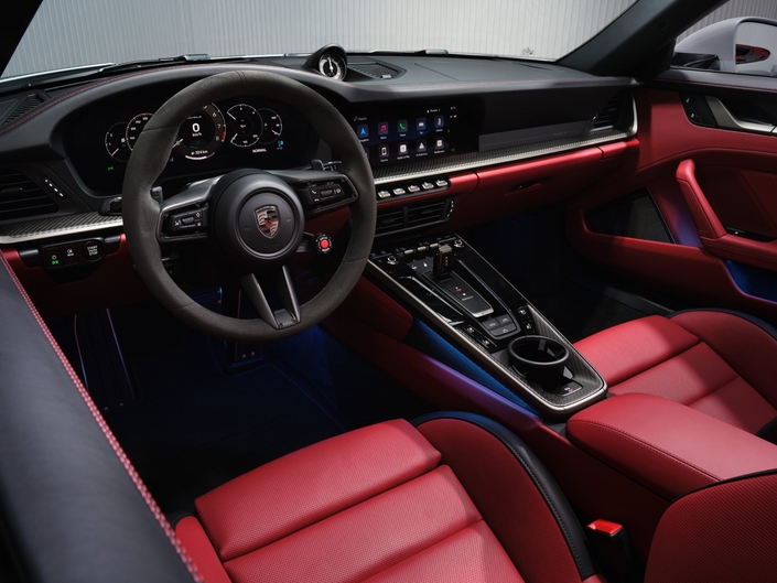 La Turbo S fait le plein d'équipement de série (phares HD matrix LED, pack Sport chrono avec jauge de température des pneus...) et son habitacle s'avère bien sûr personnalisable à l'envi.