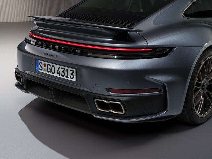 Porsche annonce avoir conçu un système d’échappement optimisant la musicalité de la mécanique. Collecteur et silencieux se composent de titane, matériau à la fois résistant et léger, ce qui permet un gain de poids de 6 kilos par rapport à précédemment. Des sorties d'échappement de forme circulaire sont disponibles au catalogue.