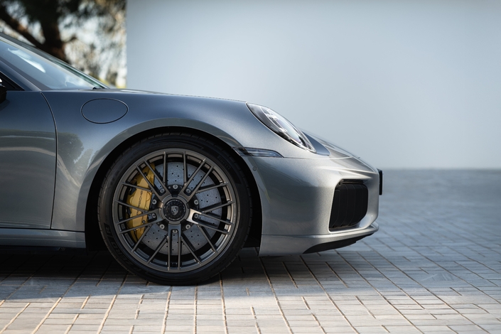 Les roues abritent un système de freinage carbone céramique surdimensionné, avec des disques de 42 cm à l’avant et 41 cm à l’arrière, des diamètres inédits à ce jour dans la gamme 911.