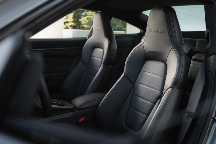 La sellerie en cuir noir, avec embossage "Turbo S", est fournie d'office. La voiture est livrée avec les seuls sièges avant, mais la banquette arrière est disponible en option gratuite. Celle-ci est généralement privilégiée par les clients du cabriolet.