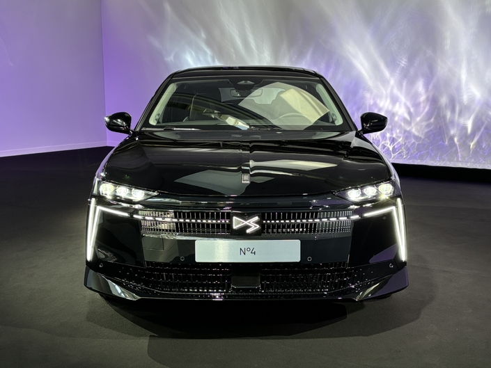 La nouvelle DS N°4 démarre à 39 000 € dans sa version essence à hybridation légère de 145 chevaux . La DS N°4 E-Tense électrique, elle, démarre à 46 990€.