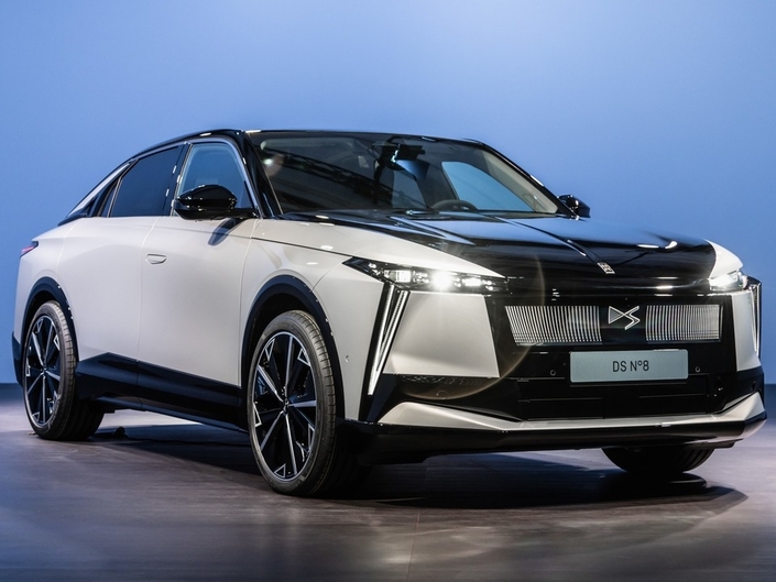 59 200€, voilà le prix de départ du nouveau SUV haut de gamme électrique de DS Automobiles, le moteur électrique de 230 chevaux alimenté par des batteries de 74 kWh, promettant une autonomie maximale de 571 kilomètres.