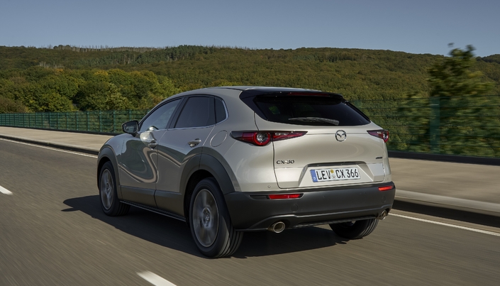 Le Mazda CX30 2.5 Skyactiv-G 140 ch se la joue à contre-courant, ce qui fonctionne… souvent