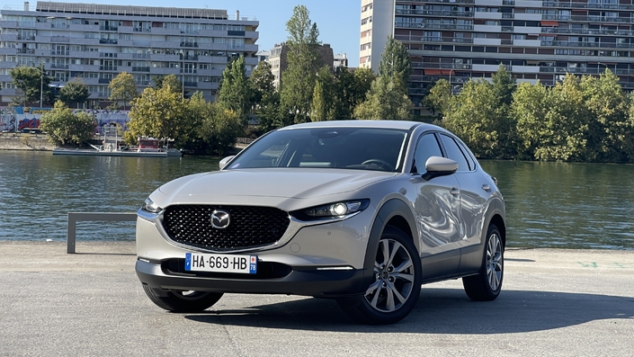 Le Mazda CX30 2.5 Skyactiv-G 140 ch se la joue à contre-courant, ce qui fonctionne… souvent