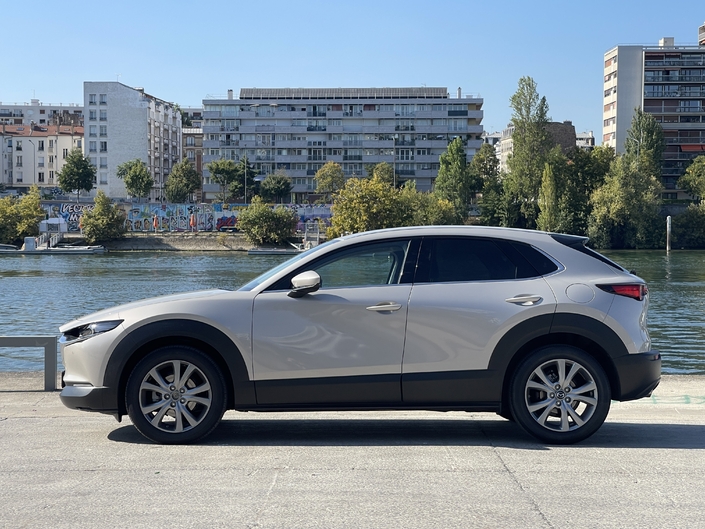 Le Mazda CX30 2.5 Skyactiv-G 140 ch se la joue à contre-courant, ce qui fonctionne… souvent