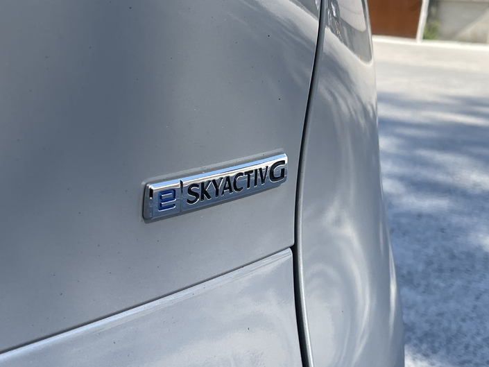 Le Mazda CX30 2.5 Skyactiv-G 140 ch se la joue à contre-courant, ce qui fonctionne… souvent