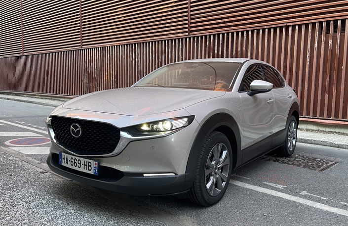 Le Mazda CX30 2.5 Skyactiv-G 140 ch se la joue à contre-courant, ce qui fonctionne… souvent