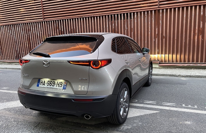 Le Mazda CX30 2.5 Skyactiv-G 140 ch se la joue à contre-courant, ce qui fonctionne… souvent