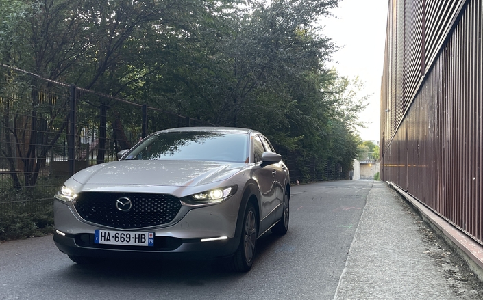 Le Mazda CX30 2.5 Skyactiv-G 140 ch se la joue à contre-courant, ce qui fonctionne… souvent