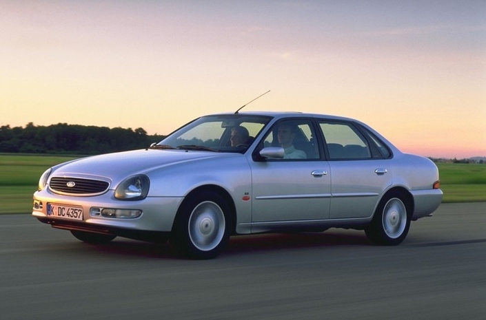 Des feux qui pleurent, une calandre qui fait la moue : la Ford Scorpio deuxième du nom.