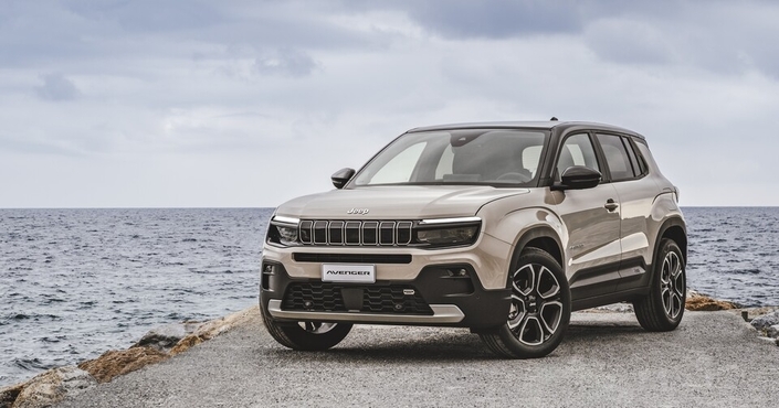 Elue voiture de l'année 2023, la Jeep Avenger reçoit une transmission intégrale hybride. Elle est aussi disponible en version 2 roues motrices hybrides et en 100% électrique.