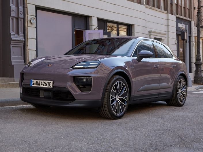 le Macan 4, développant jusqu’à 402 ch et le Macan Turbo culminant à 630 ch. L’autonomie WLTP s’élève à environ 613 km pour le Macan 4 et 591 km pour le Turbo.