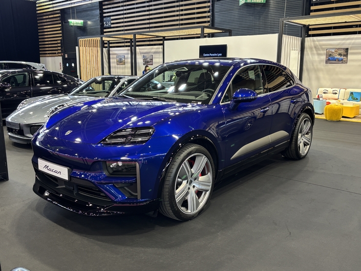 le Macan 4, développant jusqu’à 402 ch et le Macan Turbo culminant à 630 ch. L’autonomie WLTP s’élève à environ 613 km pour le Macan 4 et 591 km pour le Turbo.